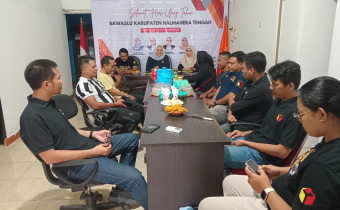 Komisioner Bawaslu, Korsek bersama jajaran Staf dalam acara syukuran HUT ke 7 di ruang kantor Bawaslu halteng, Jum'at (15/08/2025)/Foto: Publikasi dan Pemberitaan Bawaslu Halmahera Tengah