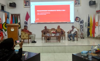 Kordinator Divisi Penanganan Pelanggaran dan Penyelesaian Sengketa Bawaslu Halmahera Tengah Munawar Wahid, saat menjadi pembicara dalam kegiatan Focus Group Discussion yang digelar oleh KPU, di Aula Kantor KPU Halmahera Tengah, Rabu (27/08/2025).