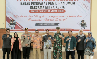 Ketua dan Anggota Bawaslu Halmahera Tengah bersama Anggota Bawaslu Provinsi Maluku Utara, Akademisi Universitas Khairun Ternate serta Stakeholder Kabupaten Halmahera Tengah saat kegiatan penguatan Kelembagaan di Hotel Tiara, Weda pada Selasa (09/09/2025)/Foto: Publikasi dan Pemberitaaan Bawaslu Halmahera Tengah