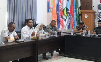 Koordinator Divisi Hukum, Pencegahan, Partisipasi Masyarakat dan Hubungan Masyarakat Bawaslu Halmahera Tengah saat menghadiri kegiatan rapat koordinasi DPB Triwulan III di Kantor KPU Kabupaten Halmahera Tengah, pada Rabu (24/09/2025)/Foto: Publikasi dan Pemberitaaan Bawaslu Halmahera Tengah