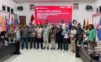 Ketua dan Anggota Bawaslu Halmahera Tengah bersama Jajaran KPU serta Stakeholder Kabupaten Halmahera Tengah saat kegiatan Rapat Pleno Rekapitulasi Pemutakhiran Data Pemilih Berkelanjutan (PDPB) Triwulan III di Kantor KPU Halteng, pada Selasa (02/10/2025)/Foto: Publikasi dan Pemberitaaan Bawaslu Halmahera Tengah