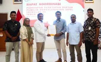 Koordinator Divisi Hukum, Pencegahan, Partisipasi Masyarakat dan Hubungan Masyarakat Bawaslu Kabupaten Halmahera Tengah saat menyampaikan saran perbaikan kepada KPU Kabupaten Halmahera Tengah, bertempat dikantor KPU pada Rabu (24/09/2025)/Foto: Publikasi dan Pemberitaaan Bawaslu Halmahera Tengah