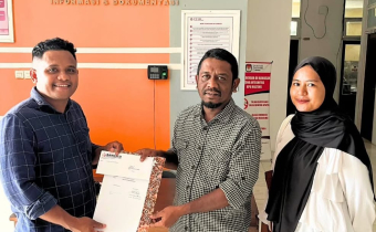 Koordinator Divisi Hukum, Pencegahan, Partisipasi Masyarakat, dan Hubungan Masyarakat (HPPH) Bawaslu Kabupaten Halmahera Tengah saat memberikan surat imbauan ke KPU Kabupaten Halmahera Tengah, pada Selasa (30/09/2025)/Foto: Publikasi dan Pemberitaaan Bawaslu Halmahera Tengah