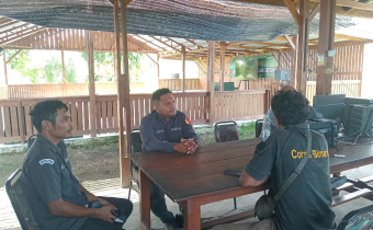 Koordinator Divisi Hukum, Pencegahan, Partisipasi Masyarakat, dan Hubungan Masyarakat  Bawaslu Kabupaten Halmahera Tengah saat melakukan koordinasi bersama Kodim 1512/Weda, pada Selasa (06/10/2025)/Foto: Publikasi dan Pemberitaaan Bawaslu Halmahera Tengah