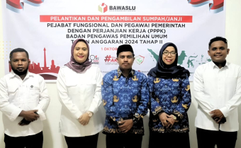 Ketua dan Anggota  serta Koordinator Sekretariat Bawaslu Halmahera Tengah saat mendampingi pegawai Pemerintah dengan Perjanjian Kerja (PPPK) yang mengikuti pelantikan dan Pengambilan sumpah/janji PPPK Bawaslu Tahun Anggaran 2024 Tahap II di Sekretariat Bawaslu Halmahera Tengah, pada Rabu (01/10/2025)/Foto: Publikasi dan Pemberitaaan Bawaslu Halmahera Tengah