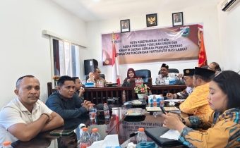 Koordinator Divisi Hukum, Pencegahan, Partisipasi Masyarakat, dan Hubungan Masyarakat Bawaslu Kabupaten Halmahera Tengah saat menghadiri kegiatan Rapat Koordinasi Pendidikan Pengawas Partisipatif (P2P) serta Penandatanganan Nota Kesepahaman (MoU) antara Bawaslu Provinsi Maluku Utara dan Kwartir Daerah (Kwarda) Gerakan Pramuka Provinsi Maluku Utara yang digelar di Ternate, pada Kamis (16/10/2025)/Foto: Publikasi dan Pemberitaan Bawaslu Halmahera Tengah