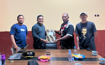 Koordinator Divisi Hukum, Pencegahan, Partisipasi Masyarakat, dan Hubungan Masyarakat Bawaslu Kabupaten Halmahera Tengah saat berkoordinasi bersama Kwarcab Pramuka Halmahera Tengah di Sekretariat Kwarcab Pramuka Halteng, pada Sabtu (18/10/2025)/Foto: Publikasi dan Pemberitaan Bawaslu Halmahera Tengah