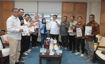 Ketua Bawaslu Halmahera Tengah saat menyerahkan Laporan kegiatan Penguatan Kelembagaan Badan Pengawas Pemilu bersama Mitra Kerja, di Kantor Bawaslu RI, Jakarta Pusat, pada Kamis (23/10/2025)/Foto: Publikasi dan Pemberitaan Bawaslu Halmahera Tengah