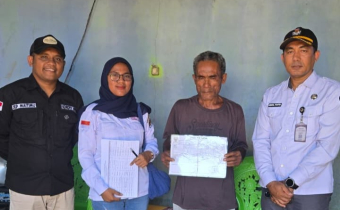 Koordinator Divisi Hukum, Pencegahan, Partisipasi Masyarakat, dan Hubungan Masyarakat Bawaslu Kabupaten Halmahera Tengah saat melakukan pengawasan terhadap Pencocokan dan Penelitian Terbatas (Coktas) yang dilaksanakan oleh KPU Kabupaten Halmahera Tengah di Kecamatan Weda Selatan, pada Senin (20/10/2025)/Foto: Publikasi dan Pemberitaan Bawaslu Halmahera Tengah