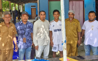 Koordinator Divisi Penanganan Pelanggaran dan Penyelesaian Sengketa (PPPS) Bawaslu Kabupaten Halmahera Tengah saat melaksanakan pengawasan terhadap kegiatan Pencocokan dan Penelitian Terbatas (Coktas) yang diselenggarakan oleh KPU Kabupaten Halmahera Tengah di Kecamatan Patani Utara, pada Selasa (21/10/2025)/Foto: Publikasi dan Pemberitaan Bawaslu Halmahera Tengah