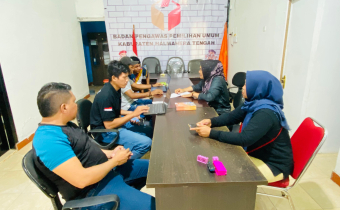Bawaslu Kabupaten Halmahera Tengah saat menggelar Diskusi Internal Seri 3 (tiga) dengan topik “Mekanisme Pertanggungjawaban Keuangan” di kantor Bawaslu Halteng, pada Jum'at (29/08/2025)/Foto: Publikasi dan Pemberitaan Bawaslu Halmahera Tengah