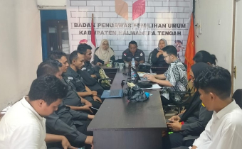 Ketua, Anggota serta Koordinator Sekretariat Bawaslu Kabupaten Halmahera Tengah bersama Anggota Bawaslu Provinsi Maluku Utara saat Rapat Evaluasi Pengelolaan Dana Hibah Pilkada di kantor Bawaslu Halteng, pada Senin (08/09/2025)/Foto: Publikasi dan Pemberitaan Bawaslu Halmahera Tengah