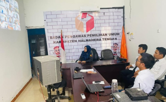 Koordinator sekretariat Bawaslu Halmahera Tengah saat mendampingi 3 (tiga) CPNS mengikuti pembukaan pelatihan dasar CPNS Tahun 2025 di Sekretariat Bawaslu Halteng, pada Senin (25/08/2025). Foto: Publikasi dan Pemberitaan Bawaslu Halmahera Tengah