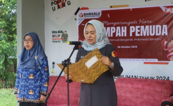 Ketua bersama Koordinator Sekretariat Bawaslu Kabupaten Halmahera Tengah saat pelaksanaan upacara peringatan ke 97 tahun sumpah pemuda di halaman sekretariat Bawaslu Halmahera Tengah, pada Selasa (28/10/2025). Foto: Publikasi dan Pemberitaan Bawaslu Halmahera Tengah