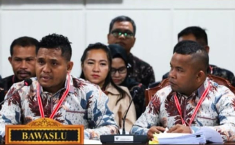 Anggota Bawaslu Halmahera Tengah saat menghadiri sidang Mahkamah Konstitusi (MK) di Jakarta, pada Rabu (22/01/2025). Foto: Publikasi dan Pemberitaan Bawaslu Halmahera Tengah