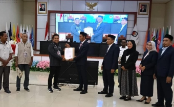 Anggota Bawaslu Kabupaten Halmahera Tengah saat menghadiri Rapat Pleno Terbuka Penetapan Pasangan Calon Bupati dan Wakil Bupati Terpilih di Aula Salahuddin Kantor Bupati Kabupaten Halmahera Tengah, Weda pada Selasa (09/09/2025). Foto: Publikasi dan Pemberitaan Bawaslu Halmahera Tengah