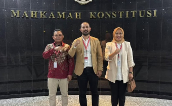 Ketua Bawaslu Halmahera Tengah bersama Anggota Bawaslu Provinsi Maluku Utara, saat menghadiri sidang pembacaan putusan perkara Perselisihan Hasil Pemilihan (PHP) Bupati dan Wakil Bupati Kabupaten Halmahera Tengah Tahun 2024 di Gedung Mahkamah Konstitusi Republik Indonesia, Kamis (05/02/2025). Foto: Publikasi dan Pemberitaan Bawaslu Halmahera Tengah