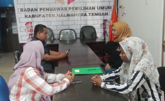 Ketua dan Koordinator Sekretariat Bawaslu Halmahera Tengah bersama Pimpinan Bawaslu Provinsi Maluku Utara saat kegiatan Monitoring dan Supervisi Penyusunan Laporan Komprehensif Pengawasan Pilkada 2024 di Kantor Bawaslu Halmahera Tengah, Jumat (07/03/2025). Foto: Publikasi dan Pemberitaan Bawaslu Halmahera Tengah
