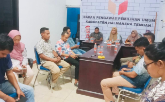 Ketua dan Anggota Bawaslu Halmahera Tengah bersama Koordinator Sekretariat serta jajaran staf saat rapat konsolidasi data pengawasan PDPB Triwulan II, yang dilaksanakan di Kantor Bawaslu Halmahera Tengah, Rabu (07/05/2025). Foto: Publikasi dan Pemberitaan Bawaslu Halmahera Tengah