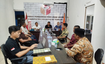 Ketua dan Anggota Bawaslu Halteng bersama Ketua KPU Kabupaten Halmahera Tengah saat melaksanakan rapat koordinasi pengawasan PDPB bersama Stakeholder, di aula kantor Bawaslu Halteng, pada Jum'at (28/11/2025).