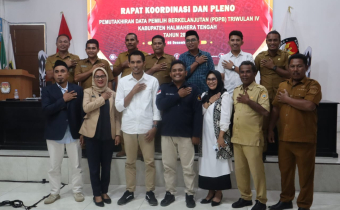 Anggota Bawaslu Kabupaten Halmahera Tengah Jeplin G. Maitimu bersama Jajaran KPU dan Stakeholder Kabupaten Halmahera Tengah saat mengikuti Rapat Koordinasi dan Pleno Pemutakhiran Data Pemilih Berkelanjutan (PDPB) Triwulan IV Tahun 2025, di aula Kantor KPU Kabupaten Halmahera Tengah, Senin (08/12/2025).