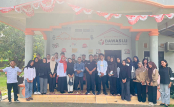 Pimpinan Bawaslu Halmahera Tengah bersama peserta pendidikan pengawas partisipatif melakukan foto bersama dihalaman kantor bawaslu halteng, Rabu (13 Mei 2026)